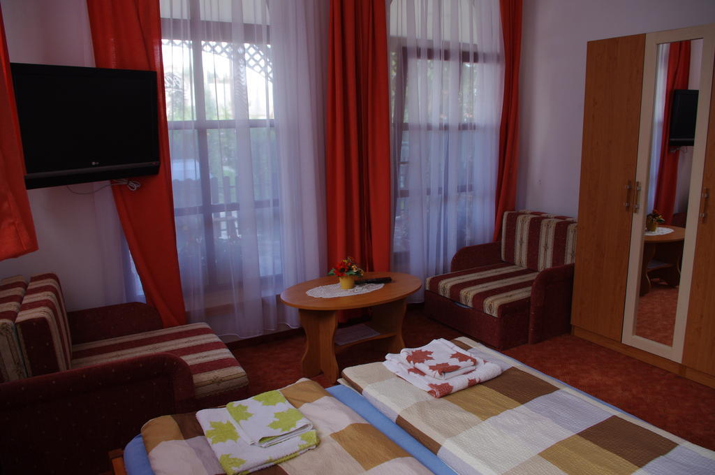 Horvath Kert Vendeghaz Hotel Зирц Стая снимка