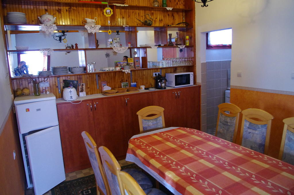 Horvath Kert Vendeghaz Hotel Зирц Стая снимка
