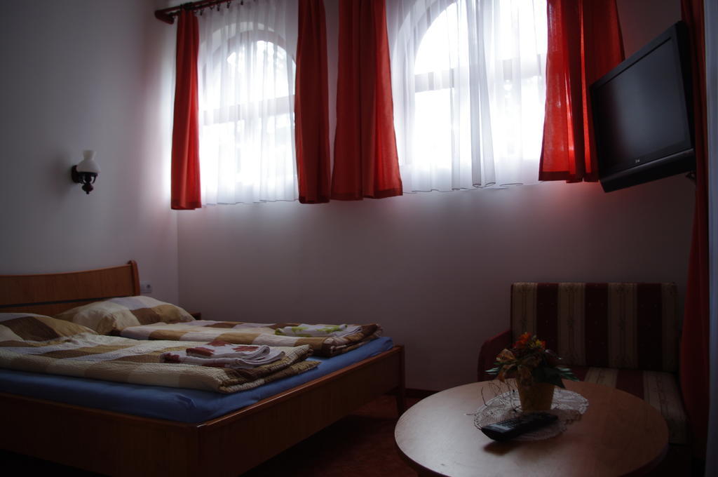 Horvath Kert Vendeghaz Hotel Зирц Стая снимка