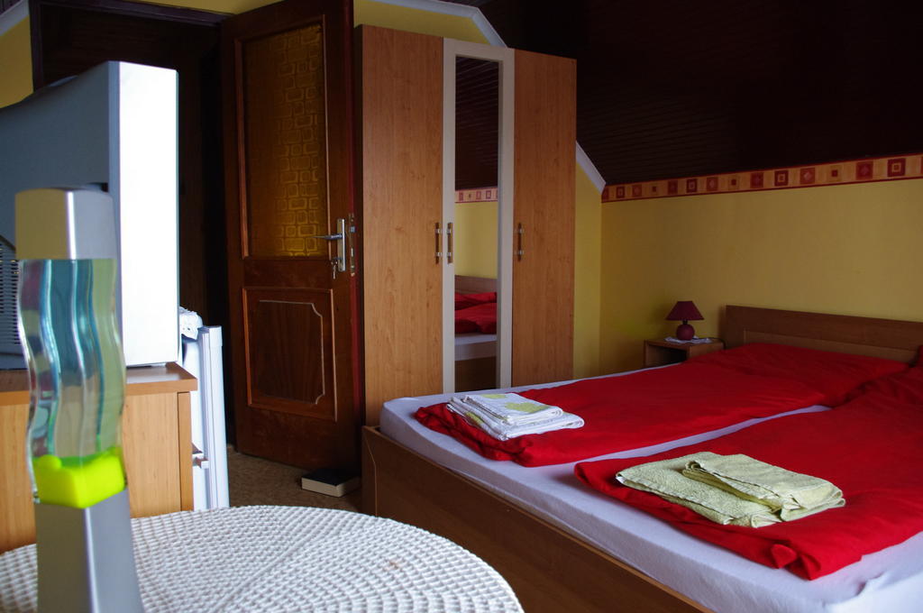 Horvath Kert Vendeghaz Hotel Зирц Екстериор снимка