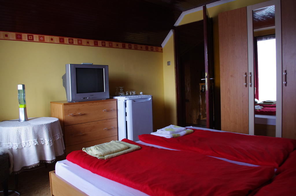 Horvath Kert Vendeghaz Hotel Зирц Екстериор снимка