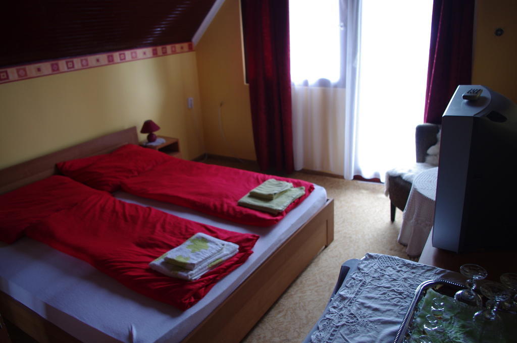 Horvath Kert Vendeghaz Hotel Зирц Стая снимка